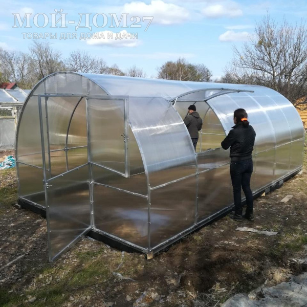 Теплица Сибирская Усиленная 6 метров с поликарбонатом | Мой-Дом27 | Каркас изготовлен из оцинкованной замкнутой трубы 20*20 мм.<br>
 Ширина - 3 метра. Высота - 2,1 метра. Длина 6 метров. <br>
 Выдерживаемая снеговая нагрузка - 100 кг/м2. Выдерживаемая ветровая нагрузка - до 15 м/с.<br>
 Расстояние между дугами 1 метр. <b>Толщина металла дуг 1,2 мм</b>. Ширина двери 0,96 метра.<br>